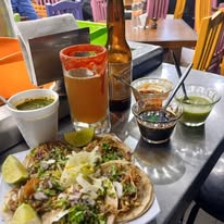 Tacos y cerveza en La Tequilera