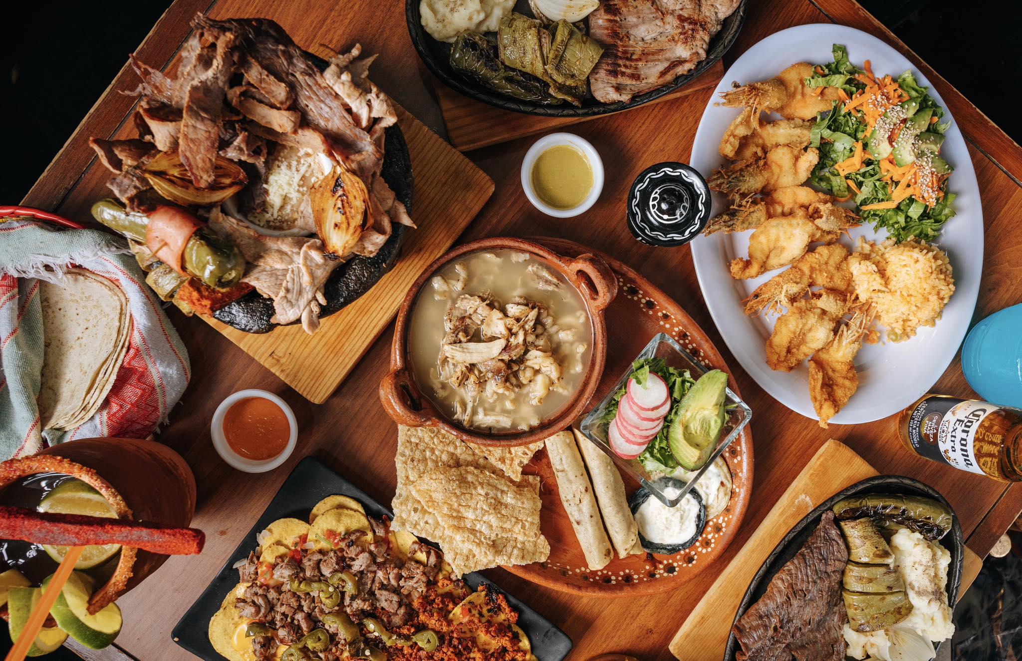 Mesa con platillos mexicanos